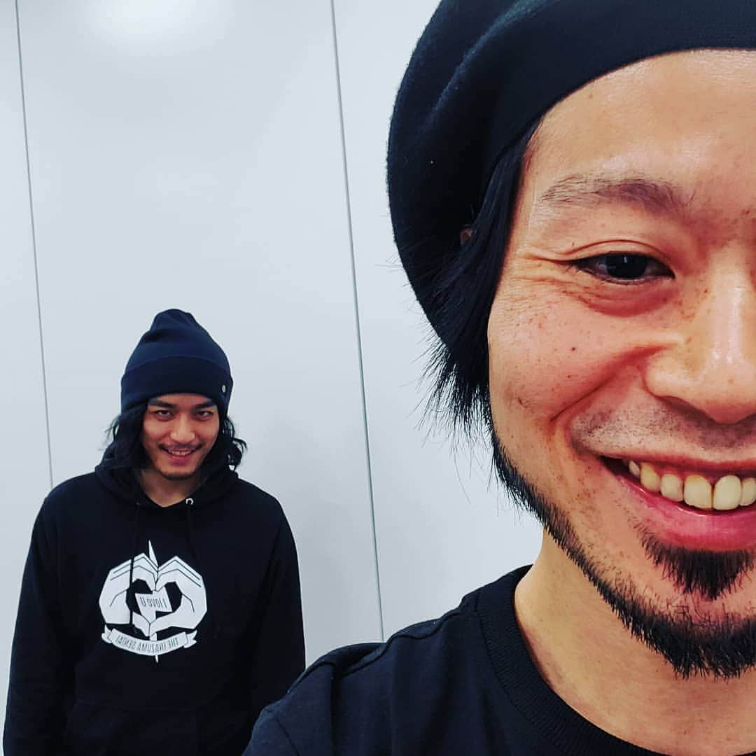 上中丈弥のインスタグラム：「台湾で友達になったジェイ君が事務所に来て一緒に撮影したよ。彼は台湾で有名なYouTuber。🇹🇼🇯🇵ナイスな良い奴です。放送はまた告知しますカオ🙌」