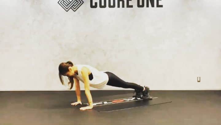 向山志穂のインスタグラム：「トレーニングday👌 @cuore_flowintraining を使って行うメニュー👏  今日は身体に嬉しい変化がありました✴ おばあちゃんになっても健康で沢山歩ける身体でいた👵💖 #身体の土台づくり#training #FLOWIN」
