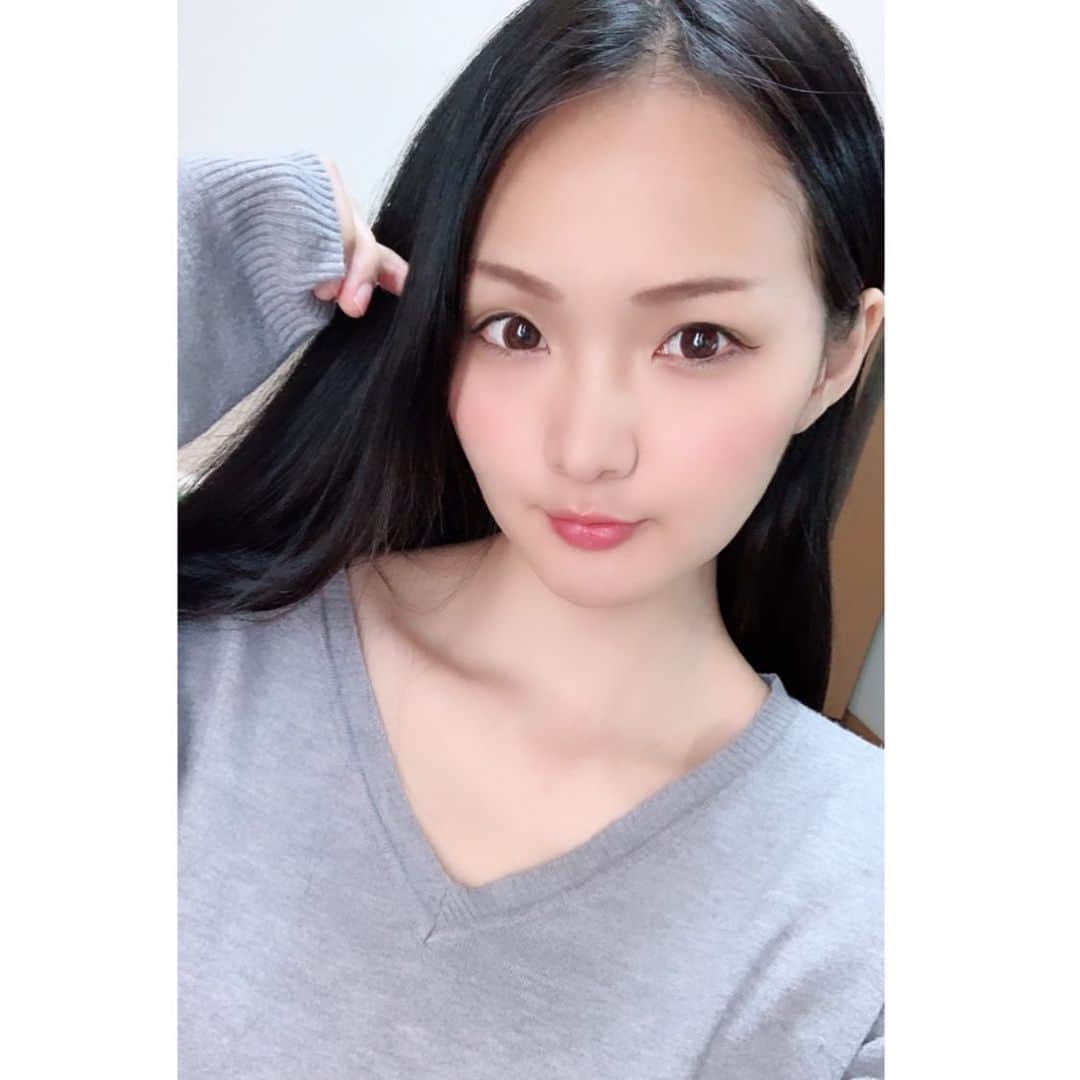 のインスタグラム：「おやすみにゃされ🌙  #レースクィーン #黒髪ロング」