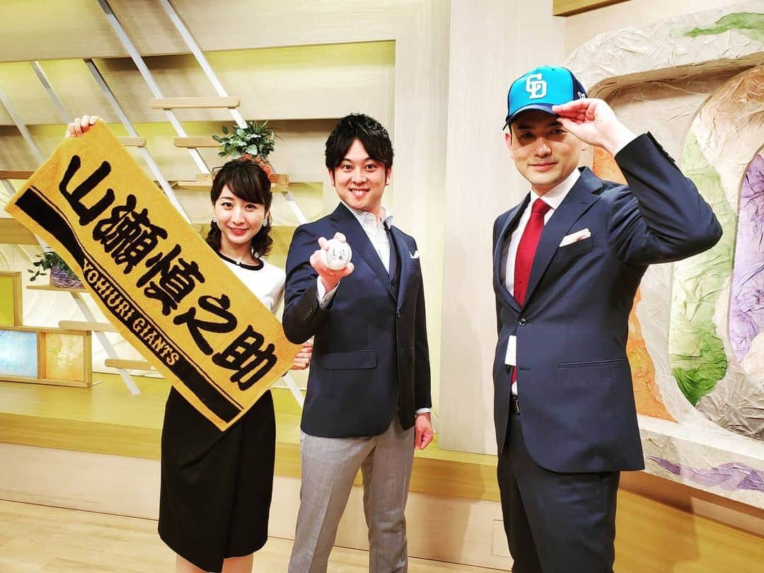 飯田嘉太のインスタグラム：「キャンプリポートの②回目が終了☺️ (①回目は沖縄にいる間に放送しました😲) ･ ･ 今回取材させて頂いた ⚾︎ドラゴンズ･京田選手 ⚾︎巨人･山瀬選手 ⚾︎ヤクルト･奥川投手 ③選手の様子を放送📺 ･ ･ あんな事やこんな事を盛り込みたいと思いつつも… 尺の関係で全部をお見せする事は出来ませんでした😭 ･ ･ でもみんな同じセ・リーグ‼ 対戦や共演する日が待ち遠しいですね😌 ･ ･ まだまだ他にも県勢出身選手もいるので活躍に期待です👍 ･ ･ 明日はキャンプリポート番外編を放送します✨ ･ ･ 今回ゲットしたアイテムを持って📷 結果的にタオルが1番目立つ形に😂  #プロ野球 #キャンプ #取材 #沖縄 #中日ドラゴンズ #Dragons #選手会長 #京田陽太 選手 #読売巨人軍 #読売ジャイアンツ #GIANTS #山瀬慎之助 選手 #星稜 #東京ヤクルトスワローズ #ヤクルト #swallows #奥川恭伸 投手  #石川テレビ #石川さん #livenewsit #イイダスポーツ #塩野利明 キャスター #グッズ #キャップ #帽子 #ガチ被り #河合莉奈 アナ #オシャレ被り #アナウンサー #飯田嘉太」