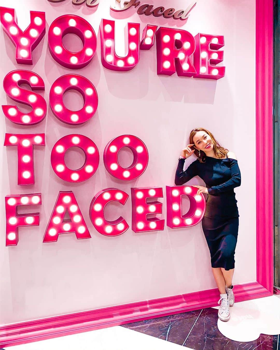 Gabrielaさんのインスタグラム写真 - (GabrielaInstagram)「Too Faced🍑 . 明日から大好きなToo Facedが渋谷Magnet 1Fで お店をオープンするよ！ 昔から愛用してるブランド💕 動物実験してない事から使い始めて、 ファンデーションやリップ、アイシャドウのクオリティーが 良過ぎて、フルラインを使ってます😉 お店の内装は可愛くて、映える😍 . . Amanhã estará inaugurando a nova loja da Too Faces em Tokyo! Para quem ama make, sabe que essa marca è super popular entre as blogueiras🙂 Eu amo tudo! A loja está linda♥️ Fica no prédio Magnet em Shibuya! . . #toofaced #toofacedjapan #makeup #party #festa #ootd #lookdodia #mua #トゥーフェイスド　#メイク　#パーティー#コーデ　#私服　#インスタグラマー　#インフルエンサー」2月13日 23時58分 - rkgabriela