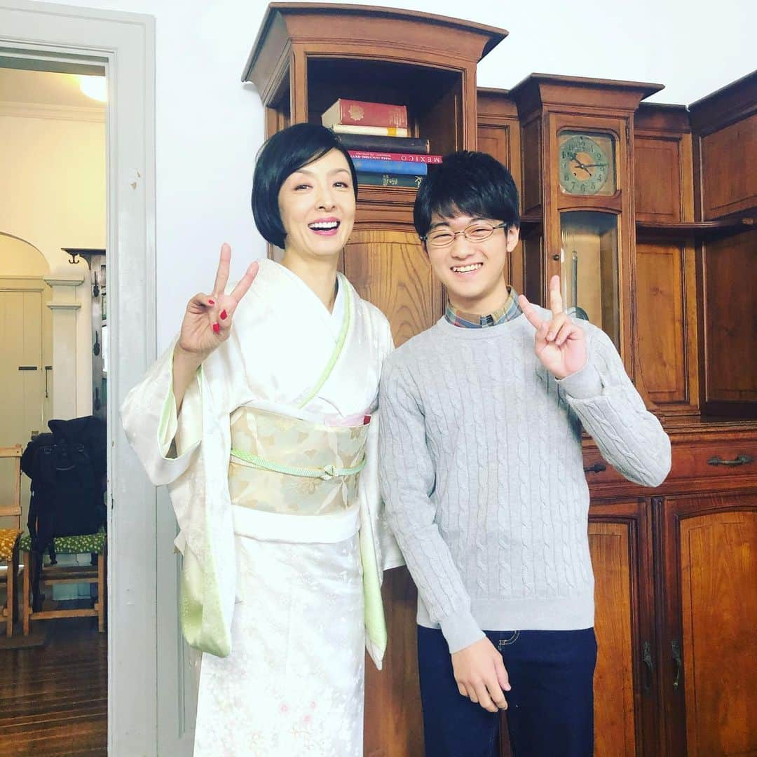 草刈民代さんのインスタグラム写真 - (草刈民代Instagram)「今日は#ワーズハウス の撮影がありました。 一緒にいるのは#長島暉実 くん。今日は#着物 を着るシーンがあり、一緒に写真を撮りました。  暉実くんとももう6年一緒にやっています。  初めて会った時は小学生だったけど、もう高校生。  毎回楽しく、お芝居させてもらっています！ #草刈民代」2月13日 23時59分 - tamiyo_kusakari_official