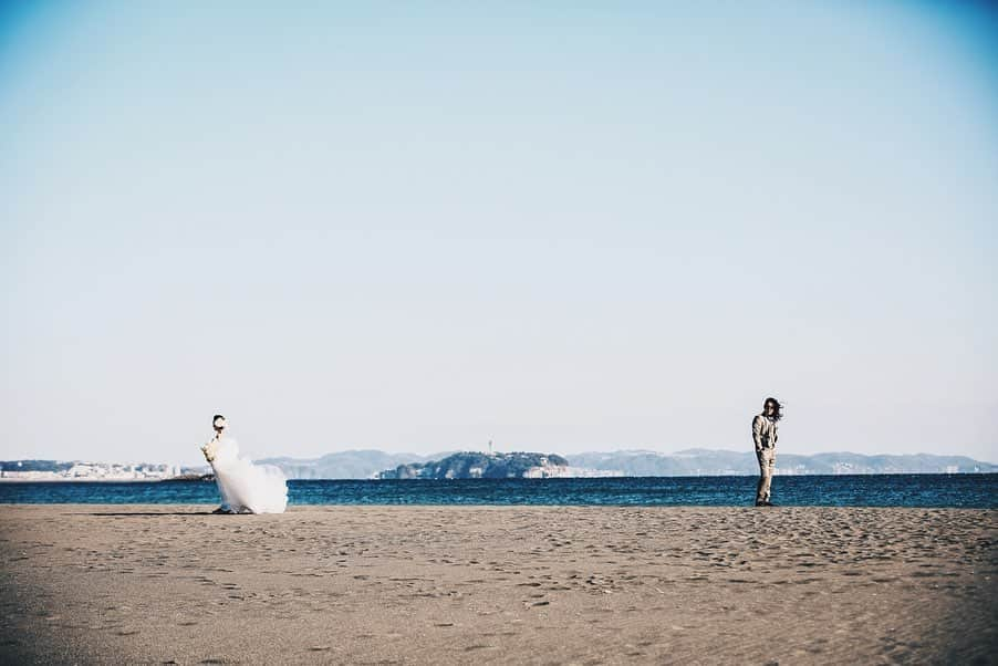 伊東大輝さんのインスタグラム写真 - (伊東大輝Instagram)「🌴皆様へ結婚のご報告🌴  いつも応援ありがとうございます。  Valentineの本日、ご報告致したい事があります。 私、伊東大輝は、約１年前に入籍しました。💍 仕事仕事の日々の中、ようやく少し落ち着き、妻ともゆっくりとした時間を過ごせるようになったので、一年経った今、皆様にご報告させていただきます！  好奇心旺盛な僕でしたが、今は妻と全ての事を共有するようにしています。 そして公私ともに好きな人達に囲まれ、日々支えられています。  妻はとても愛に溢れた誠実な人柄で、プライベートにおいても仕事においても常にそっと僕に道しるべを出してくれます。 料理上手で、常識的な(僕がアレですがww)、品のある素敵な女性です。  これからも妻との時間を大切にし、お世話になってる大先輩の皆様をはじめ、ファンの方々や、スタッフのみんなにもご指導ご鞭撻を頂きながら、ささやかながらも笑顔の絶えない明るい家庭を築いていければと思っております。  今後も変わらず目の前の物事に日々感謝を忘れず、精進してまいりますので、これからもご支援賜りますよう、宜しくお願い申し上げます。 そっと温かく見守っていただければと思います。  また、保護犬活動を本格的に開始し( @dogrescue_anella )で里親さんを探しています。保護犬達の家族になって頂ける方、ご連絡お待ちしています！！ 令和2年2月14日 伊東大輝  素敵な会場をありがとうございます！✨ ( @takeandgiveneeds_official ) 【 @nojiriyoshitaka 】 【 @zettoninaken 】」2月14日 0時00分 - daikiitoh