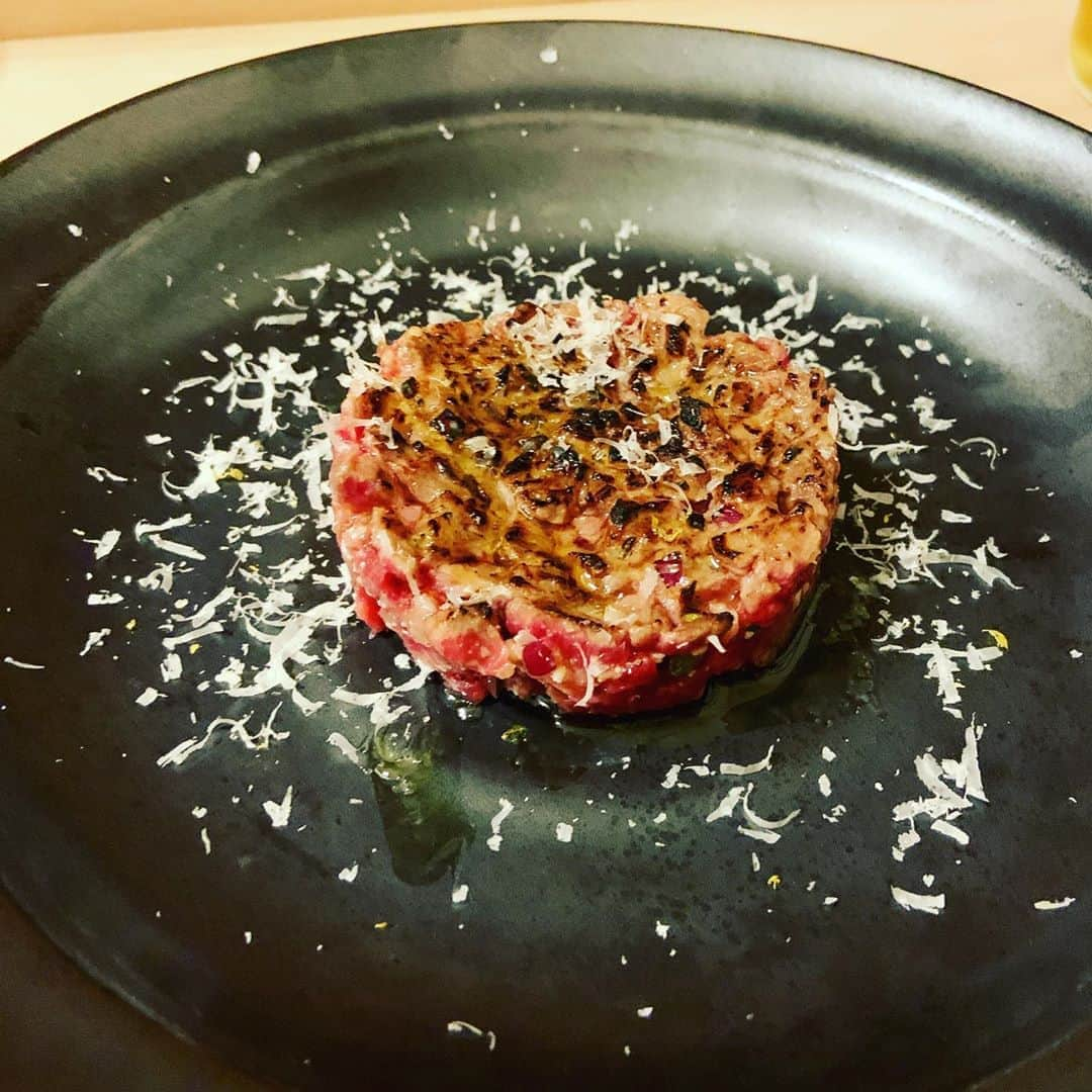 志摩有子さんのインスタグラム写真 - (志摩有子Instagram)「肉焼き師匠が夜にだけ不定期に営業しているにぼたん酒場に食いしん坊仲間と。生しらうおのブルスケッタ！にぼバターのオムレツ、ハラミのフライにタルタルソース😭圧巻は80日熟成牛のビステッカ。お、美味しすぎて泣く😭😭　師匠、今夜もご馳走さまでした。 #にぼたん酒場 #にぼバター #素にぼたん」2月14日 0時09分 - ariko418