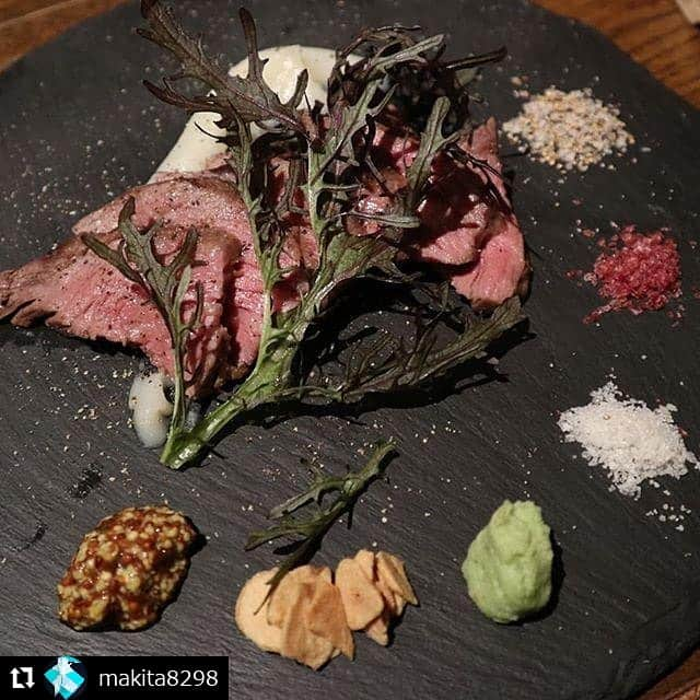 PIT TAVERN 栄店（公式）のインスタグラム：「. ━･･━･･━･･━･･━･･━･･━ #Repost @makita8298 ━･･━･･━･･━･･━･･━･･━ こんばんは🌇PITTAVERN栄店です🌟 本日は【塊肉ステーキ】のご紹介です！ PITTAVERNでは厳選された国産牛始め、アンガス牛、厚切り牛タン、みかわ豚、鴨と豊富なラインナップ😄 お肉はお店独自の方法で熟成しております✨ 塩、砂糖、お酒、オリーブオイルでマリネしてお肉の旨味をアップ⤴️ そして低温調理で1時間以上かけてじっくりと火を入れて豪快にグリルして提供します！ トッピングに赤ワイン塩、燻製塩胡椒、トリュフ塩、マスタード、山葵、刻みにんにくの醤油漬け、マッシュポテト🤗 こだわりの製法で仕上げるお肉料理を是非ご賞味ください💓  #pittavern #ピットタバーン #肉ボナーラ #ステーキ #栄ディナー #栄グルメ #名駅グルメ #名駅ディナー #名古屋グルメ #大須グルメ #sakae #nagoya #dokoiku_gourmet #retrip_gourmet #retrip_nagoya #uwasa_愛知 #aumoグルメ #nagoyajin #名古屋インスタ交流会 #ナゴレコ#あいなご#りょうくんグルメ #栄カフェ #名駅カフェ #なごやめし #名古屋めし #名古屋カフェ #名古屋デート #栄デート」