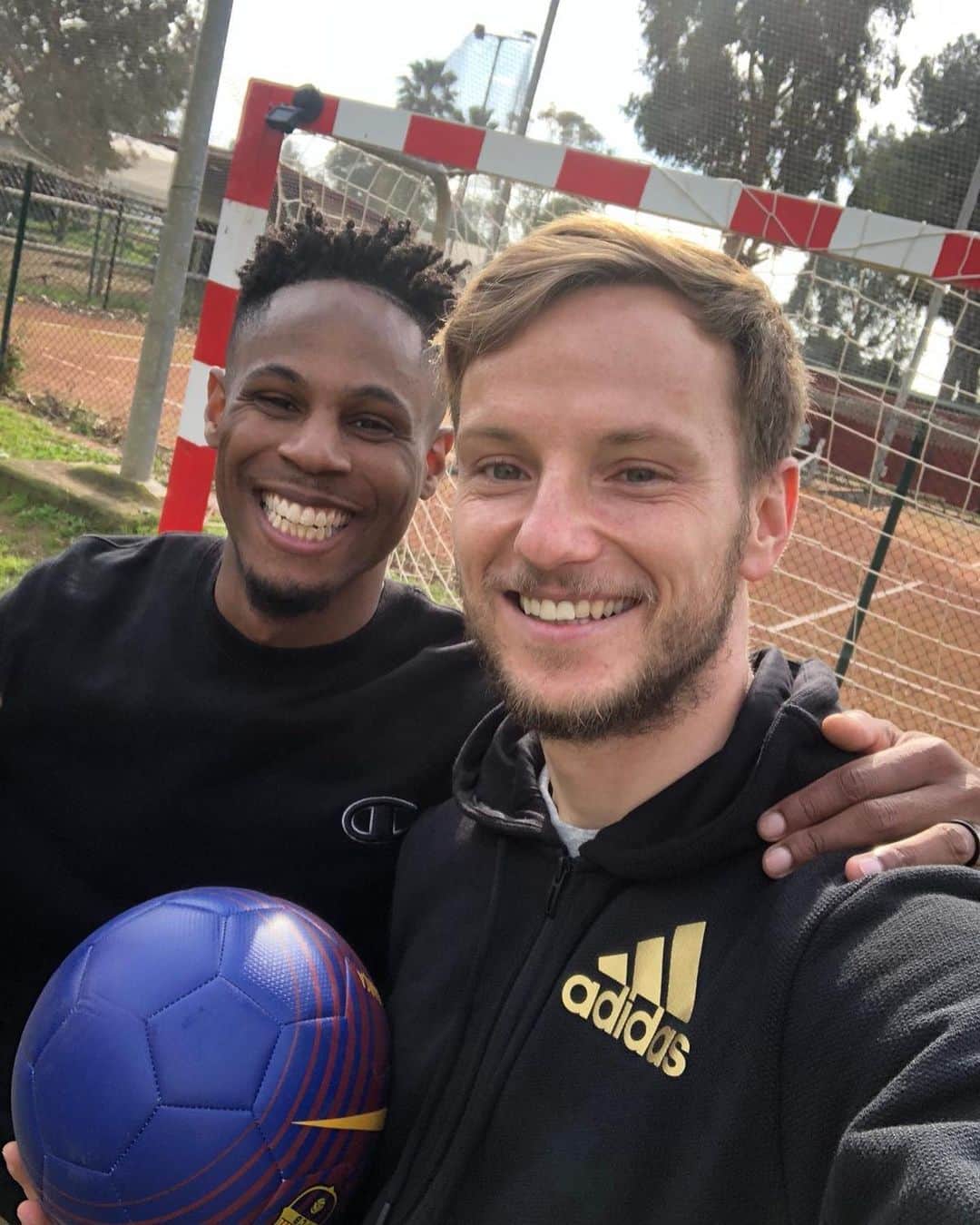 のインスタグラム：「An easy day of sport 😜 for @brfootball 💪🏻⚽🏓🏀」
