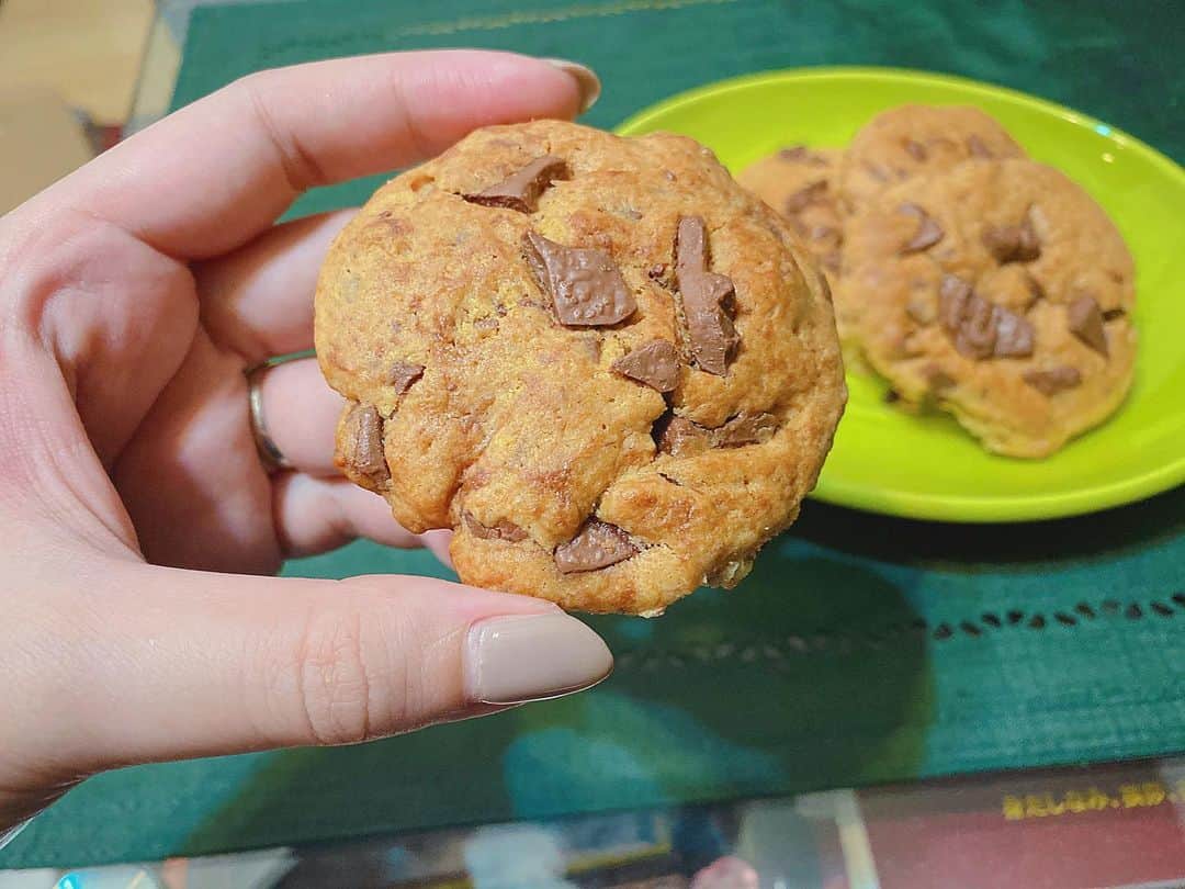 夕香里（ATY）さんのインスタグラム写真 - (夕香里（ATY）Instagram)「Happy Valentine  今年はチョコソフトクッキーをリクエストされたので初挑戦 予想以上に膨らんでクッキーというよりうっすいパンみたいになったけど、味は美味しかったから良しとする( ˘꒳˘)w  #ATY #夕香里 #バレンタイン #チョコソフトクッキー」2月14日 0時46分 - yukari_aty