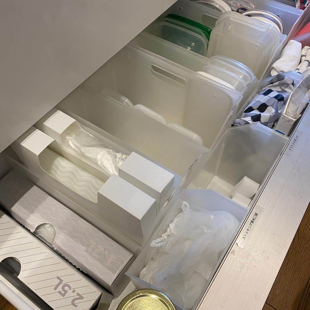 西口理恵子さんのインスタグラム写真 - (西口理恵子Instagram)「. . 我が家のシンクの下の引き出しは このように #100円ショップ #山田化学 さんの  #デスクラボ で仕切りをして 種類別に分けて収納しています。 . . 今日の朝は、キッチンの袋を補充しました。 さっと取れるようにセットしておくと、 後々の時間の節約になります。 この白い容器も、100円ショップで購入したものです！ . . ▫️▫️▫️▫️▫️▫️▫️▫️▫️ . ／ １日で資格取得、約100%合格！ 片付け苦手な方。男性もOK！ 北海道から沖縄まで、全国から 西口の講座にお越しいただいています。 2019年　優秀講師として表彰！ 講師歴11年、分かりやすく伝えます。 ＼ . 【  整理収納アドバイザー２級認定講座 】 3/4（水）◆グランフロント大阪◆残席17/定員30 4/16（木）◆AP品川アネックス◆残席27/定員30 4/29（水・祝）◆グランフロント大阪◆残席25/定員30 . ▫️▫️▫️▫️▫️▫️▫️▫️▫️ . 西口理恵子のセミナー →@rieko_nishiguchi リンクをクリック . ▫️▫️▫️▫️▫️▫️▫️▫️▫️ . ／ 企業内の３S担当者を１日で育成！ 整理収納AD２級受講済の方、ぜひ。 私は年に２回のみ開催しています ＼ . 【  企業内整理収納マネージャー講座】 4/22（水）◆グランフロント大阪◆残席19/定員24 . ▫️▫️▫️▫️▫️▫️▫️▫️▫️ . 西口理恵子のセミナー詳細→@rieko_nishiguchi . ▫️▫️▫️▫️▫️▫️▫️▫️▫️ . 〜〜〜〜〜〜〜〜〜〜〜〜〜〜〜 . #西口理恵子 #美人収納 #美しい人生 #整理収納アドバイザー #美人 #収納 #整理 #整頓 #片付け #ビフォーアフター #グランフロント #シンプルライフ #インテリアコーディネーター #インテリア #simplelife #整理収納アドバイザー２級認定講座 #オーガナイザー #リノベーション #リフォーム #1in1out #不動産 #芦屋 #関西 #神戸 #大阪」2月14日 11時44分 - rieko_nishiguchi