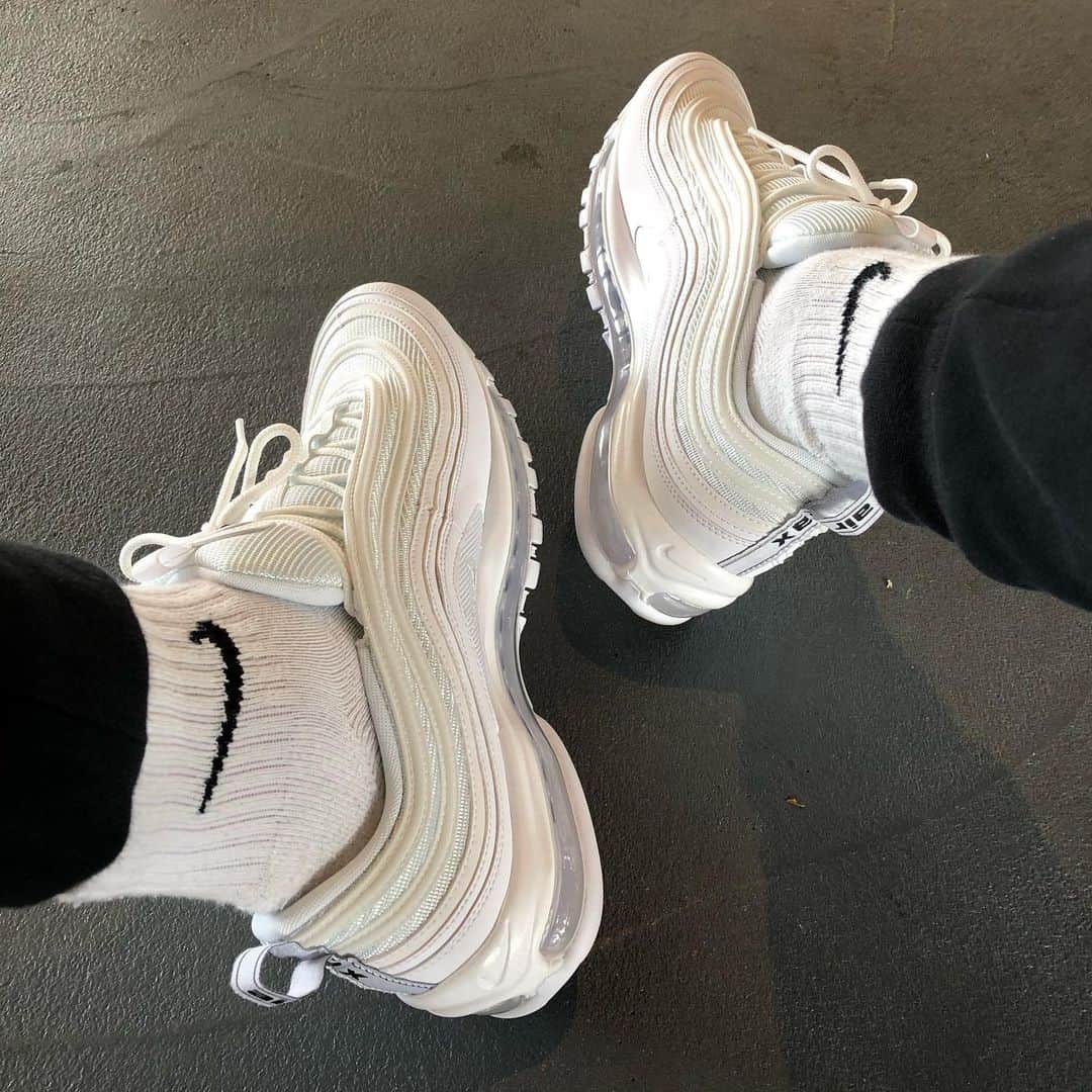 太田宏介のインスタグラム：「『AIRMAX 97』 最近のヘビロテ。 スニーカーは白派。 皆さんのお気に入りスニーカーはなんですか？👟 #nikeairmax  #太田宏介」
