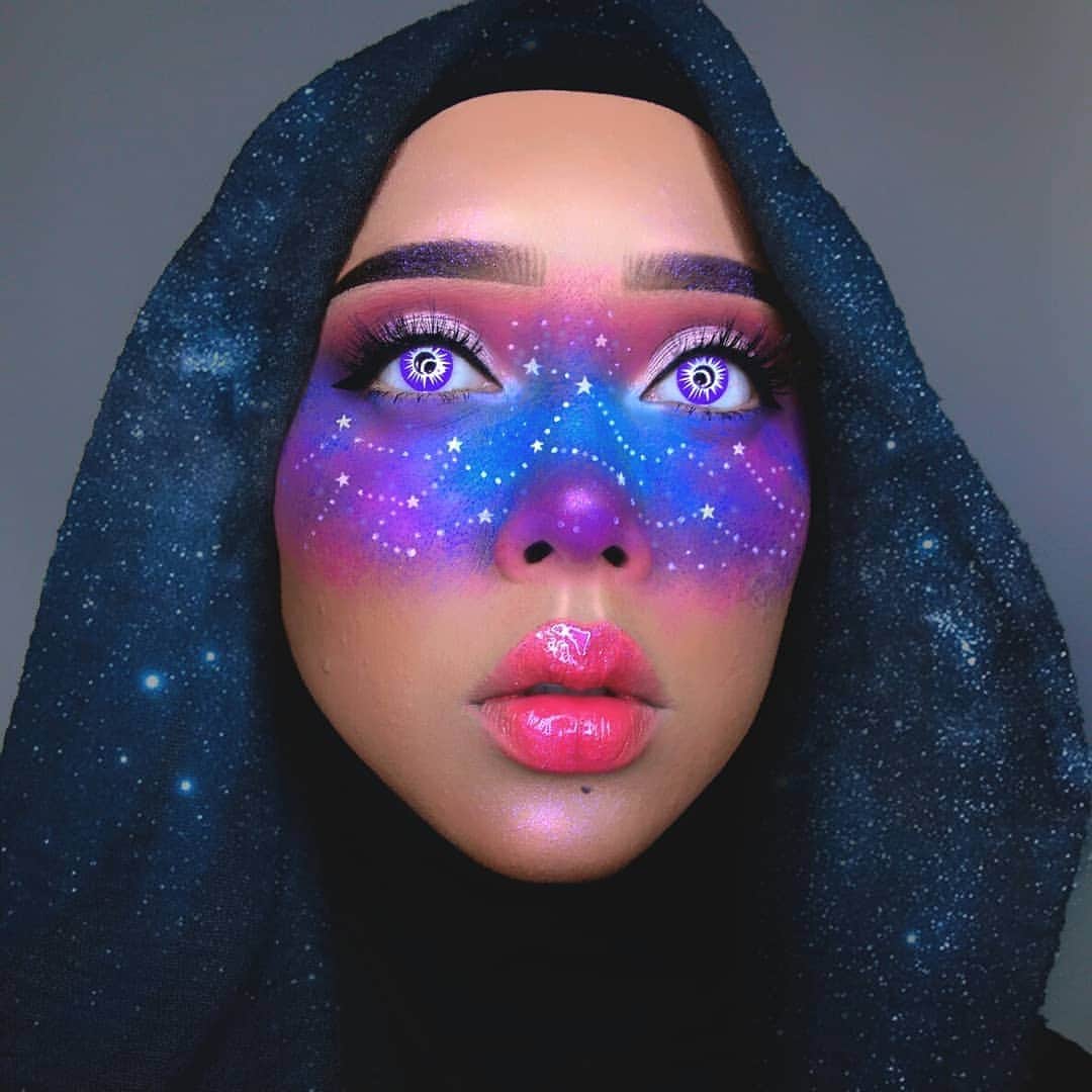 queenoflunaのインスタグラム：「Was listening to Shooting Star (Bad Company) on repeat when doing this look inspired by @Qinniart's star freckled painting to honour her. Hearing the sudden passing really has been heartbreaking. 💔 Qinni was a huge inspiration to so many artists including makeup artists. 🎨💄 My condolences to her family, friends and fans. The world lost a beautiful shooting star. RIP, Qing Han. #GalaxiesforQinni 🌌🌠💙 . . Products used: ⭐Lenses: @colouredcontacts Starburst ⭐Eyeliner: @nyxcosmetics_my Love Lust Disco epic ink liner (black) ⭐Eyeshadow: @maccosmetics Luck and Fortune eyeshadow ⭐Starry Freckles: @nyxcosmetics_my Off Tropic shadow palette (Hasta la Vista), @katvondbeauty Ink Well liner (white out) ⭐Highlight: Fetish highlighter palette ⭐Mascara: @nyxcosmetics_my Worth the Hype ⭐Lips: @maccosmetics x Patrick Starr Queen P . . #qinni #qinniart #starredfreckles #galaxymakeup #spacemakeup #spacelover #starfreckles #nyxcosmeticsmy #katvondbeauty #maccosmeticsmy」