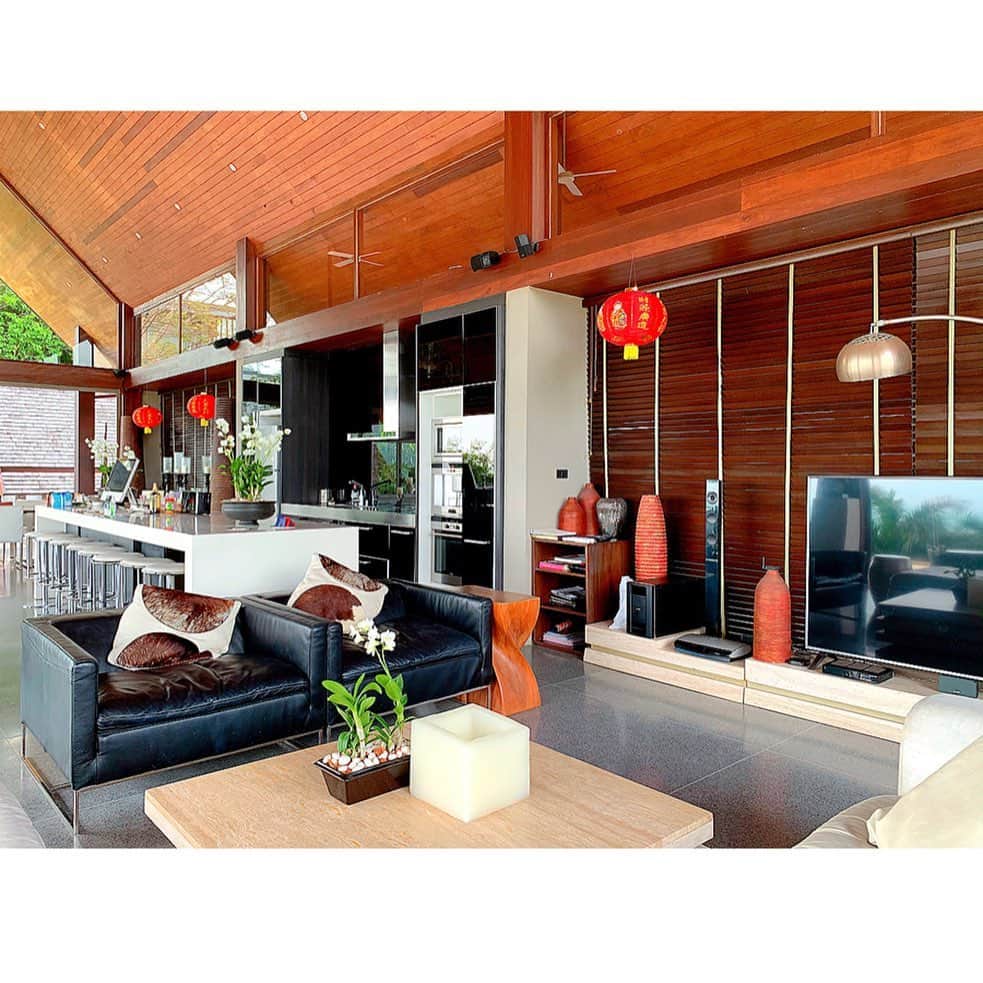 百合華さんのインスタグラム写真 - (百合華Instagram)「サムイ島の高台にある高級ヴィラ『Villa Suralai』にて、専属のバトラーさんが御用意してくださった朝食タイム🎶﻿ ﻿ 眺めが良くてとっても心地良い空間での食事は癒されます✨✨✨ ﻿ ﻿ #thailand ﻿ #タイ﻿ #samui ﻿ #サムイ﻿ #samuiisland ﻿ #サムイ島﻿ #villa﻿ #ヴィラ﻿ #privatepool ﻿ #プライベートプール﻿ #poolaccessroom ﻿ #プールアクセスルーム﻿ #バトラー﻿ #専属バトラー ﻿ #要望﻿ #叶える﻿ #シェアハウス﻿ #sharehouse ﻿ #常夏﻿ #リゾート﻿ #resort ﻿ #朝食﻿ #ブレックファースト﻿ #breakfast﻿ #眺望﻿ #心地良い﻿ #trip﻿ #tripgram ﻿ #travel ﻿ #travelgram﻿」2月14日 10時24分 - yurika.lovelily