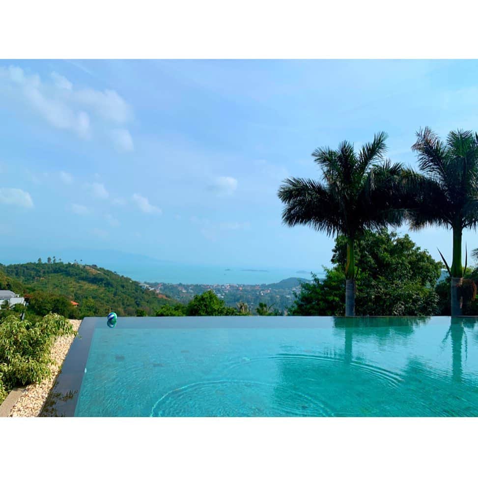 百合華さんのインスタグラム写真 - (百合華Instagram)「サムイ島の高台にある高級ヴィラ『Villa Suralai』にて、専属のバトラーさんが御用意してくださった朝食タイム🎶﻿ ﻿ 眺めが良くてとっても心地良い空間での食事は癒されます✨✨✨ ﻿ ﻿ #thailand ﻿ #タイ﻿ #samui ﻿ #サムイ﻿ #samuiisland ﻿ #サムイ島﻿ #villa﻿ #ヴィラ﻿ #privatepool ﻿ #プライベートプール﻿ #poolaccessroom ﻿ #プールアクセスルーム﻿ #バトラー﻿ #専属バトラー ﻿ #要望﻿ #叶える﻿ #シェアハウス﻿ #sharehouse ﻿ #常夏﻿ #リゾート﻿ #resort ﻿ #朝食﻿ #ブレックファースト﻿ #breakfast﻿ #眺望﻿ #心地良い﻿ #trip﻿ #tripgram ﻿ #travel ﻿ #travelgram﻿」2月14日 10時24分 - yurika.lovelily