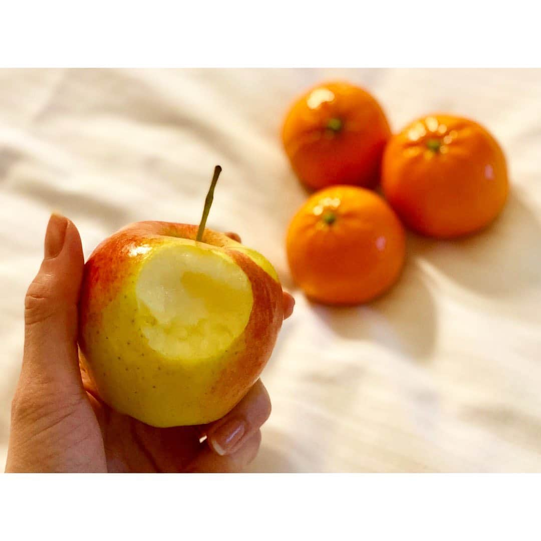 中田奈沙さんのインスタグラム写真 - (中田奈沙Instagram)「Morning🍎🍊 これで足りるわけがない。笑 * * #morning #breakfast #goodmorning #fruit #fruits #apple #orange #healthy #health #foodie #foodporn #foodpic #instafood #foodgasm #foodstagram #canada #vancouver #fresh #朝 #おはよう #朝ごはん #朝食#りんご #みかん #フルーツ #ヘルシー #健康 #カナダ #バンクーバー #モーニング」2月14日 10時27分 - nasa_nakada