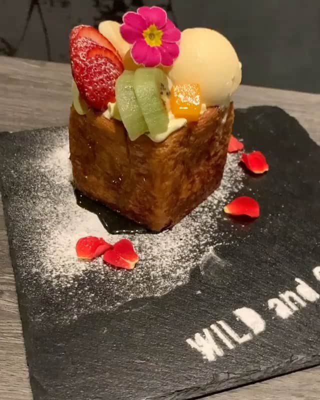 のインスタグラム：「. @izakaya_aobadai ・・・ 本日から限定スイーツ販売です🍰 AOBADAIで甘〜い時間をお楽しみください🥰 . 【WILD & GENTLE THE TOAST】🎂 . 6種のフルーツ🍎とバニラアイス🍨が クロワッサン生地のハニートーストの上で豪華共演🥰 . 華やかさとまろやかさを兼ね備えた 期間限定のスイーツになります🍰 1日数量限定の商品になりますのでお早目にお試しください👨‍🍳 . . 【WILD & GENTLE THE TOAST】 札🎴🎴🎴🎴🎴🎴 （税抜き1500円） ─────────────────── 🍶 LDH kitchen IZAKAYA AOBADAI 🍶 ◎営業時間 【平日】 Lunch  11:30 – 15:00(L.O.  14:30) Dinner  17:00 – 24:00 (L.O. 23:00) ･ 【土曜日】 Lunch  11:30 – 15:00 Dinner  15:00 – 24:00 (L.O. 23:00) ･ 【日・祝日】 Lunch 11:30 – 15:00 Dinner 15:00 – 23:30 (L.O. 22:30) ･ ※土､日､祝日は通し営業となります。 ・ ◎定休日 月曜日（祝日の場合は翌火曜日) ･ ◎住所 東京都目黒区青葉台1-23-4  グランベル青葉台2F ･ ◎TEL 03-6452-4725 ­­────────────────── #中目黒 #そば #日本酒 #おでん #NEO角打ち #立ち飲み #SAKE #ペアリング #ldhkitchen  #izakaya_aobadai  #橘ケンチ #2020 #PERFECT YEAR #LEMONSOURSQUAD #EXILE THE SECOND #限定スイーツ」