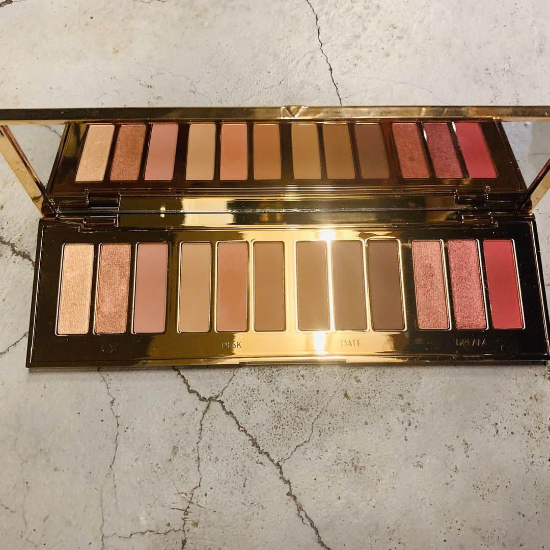 杉村理恵子さんのインスタグラム写真 - (杉村理恵子Instagram)「Charlotte Tilbury 英国のアーティストコスメブランド ここのpillow talkシリーズが大好きで、新色が出たのでHawaiiで購入してきました。 やっぱりかわいい！！ ウォームカラーが本当に素敵なんです。  #charlottetilbury #pillowtalk  #新色 #ヘアメイク #アイカラー」2月14日 10時31分 - hair_make_osugi