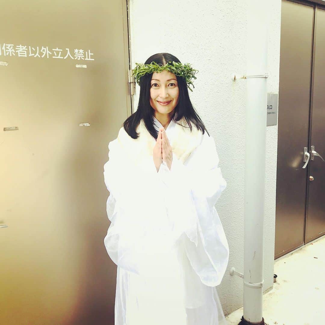 鶴田真由のインスタグラム：「先日の沖縄で出演させて頂いた「ジアギャーショー」涙あり笑いありの楽しい舞台でした。なんと！私の役は恐れ多くも琉球神話の女神アマミキヨでした〜✨✨✨ https://agyaaa.okinawa/」