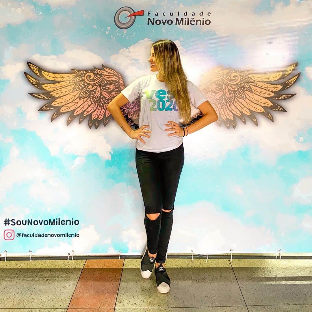 ナターリア・ガウジオのインスタグラム：「Está rolando a semana de Ambientação Acadêmica... Todos estão convidados para participar das atividades que estão acontecendo na @faculdadenovomilenio, amanhã é o último dia, aproveitem!!! 🥰🙏🏻✨📚🔝🦋❤️ #novomilenio #love #university #fly #happiness #study #lawyer」