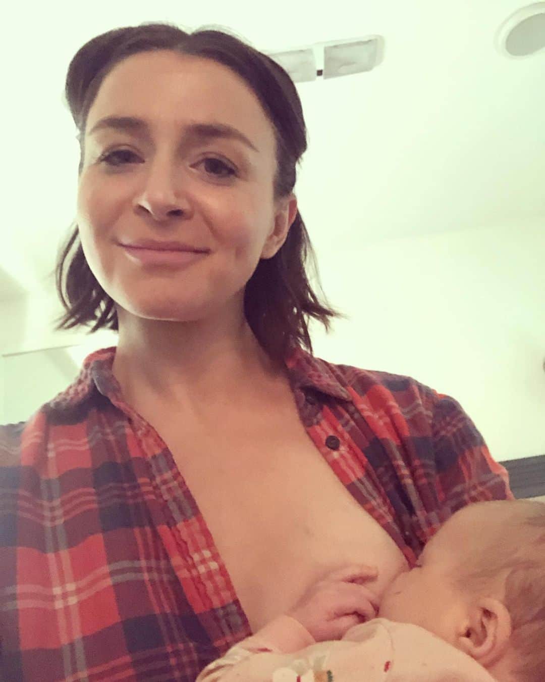 のインスタグラム：「Shooting Grey’s Anatomy. Nursing my baby at work. This is what feminist infrastructure looks like; workplaces that support working women, families, children and their development. #humane」