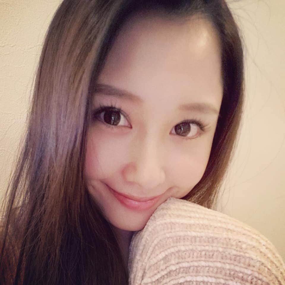 向山志穂のインスタグラム：「Happy  Valentine's 💖  マツエクのリペアをしてまつ毛復活❤  昨日は夜な夜な娘と二人でCooking ！ 今年はアップルパイを作りました☺☺ 一口sizeのアップルパイを作ろうと思ったんだけど、生地の大きさを切るときに失敗して二口sizeに、、、😅 大好きなお友達に渡せて朝からにっこにこでした👧」