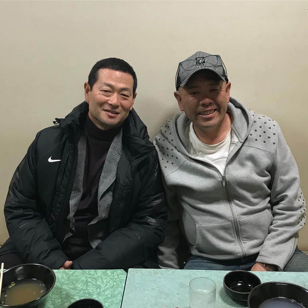 小田幸平のインスタグラム：「宮崎キャンプ❗️宮崎に行ったら毎日のように食べに行く釜揚げう戸隠。バッタリ桑田さんとお会いしました。パシャ📷桑田さんは読売ジャイアンツに入団した時から捕手のイロハを教えてもらい、ディフェンスでプロ野球の道を生きて行こうと決めたのも、桑田さんにキャンプで「キャッチング上手いね」と言われた1言でした。それから自主トレに6年間オーストラリア🇦🇺ケアンズに連れて行ってもらい17年間プロ野球生活をすることができました。Mattはいませんでした😆#桑田真澄 さん#読売ジャイアンツ#戸隠#マット#愛媛マンダリンパイレーツ#中日ドラゴンズ」