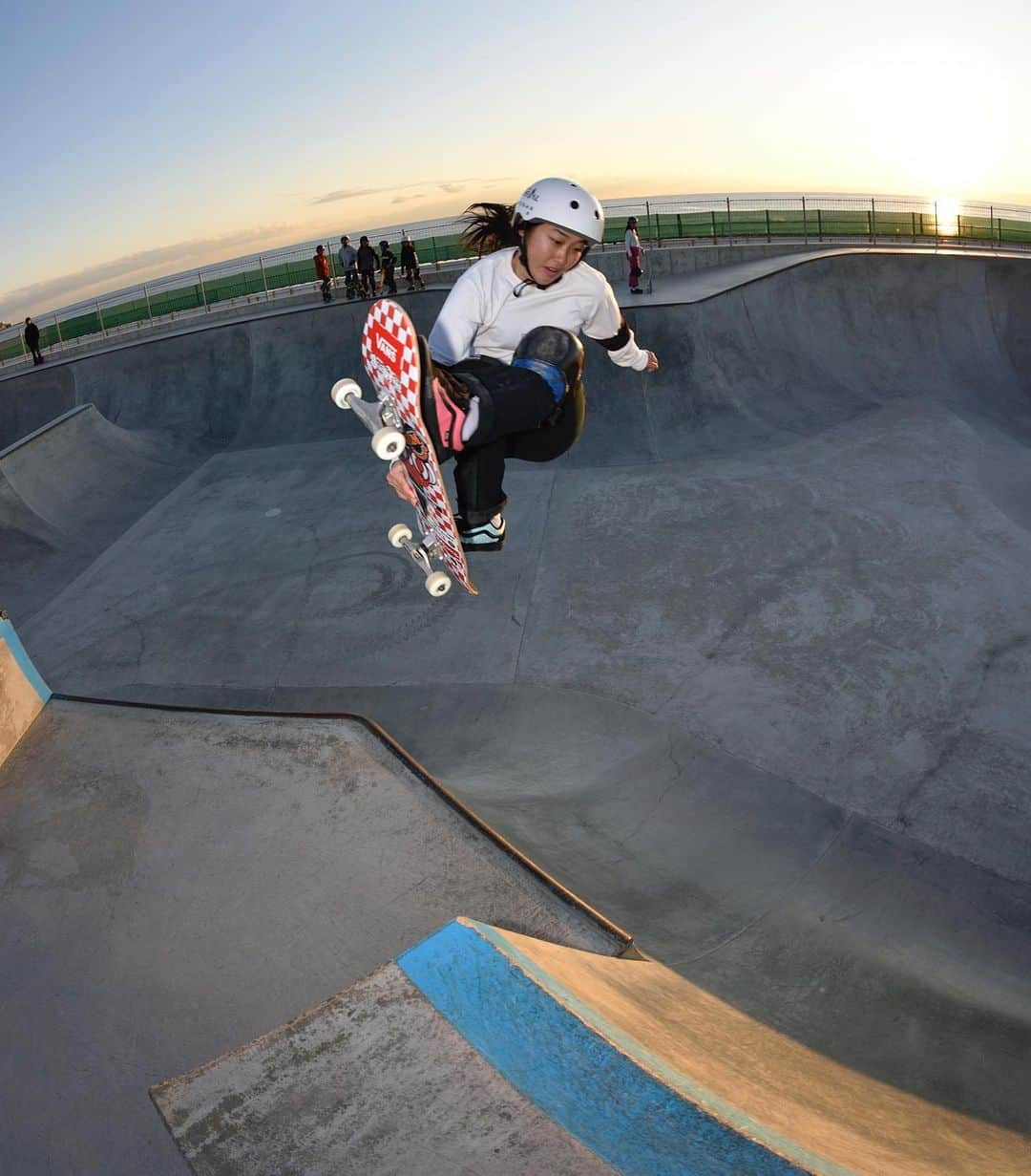 小川希花のインスタグラム：「Happy Valentine’s Day with Lots of Love❤️🍫. @vansskate  @blackflys_japan  @christianhosoi @hosoiskateboards @stance_japan  @187killerpads  @ninja_bearing  @mbm_parkbuilders  #skateboading #happyvalentinesday」