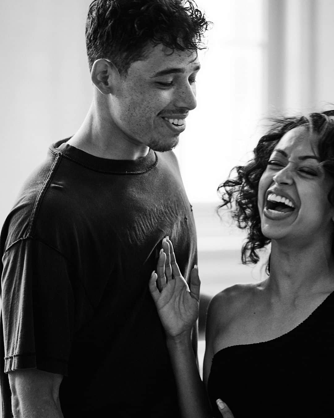 リザ・コッシーのインスタグラム：「get you a friend that makes your chin disappear into your neck • and a friend that makes MAGIC and calls it a music video. watch me dance with this star, @anthonyramosofficial in his new music video for your new favorite jam, Relationship. click the link in my bio to watch this magical mini movie ✨」