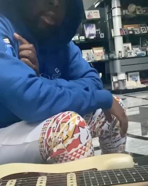 ワイクリフ・ジョンのインスタグラム：「A guitar lesson from the  Hip Hop guitarist #Haitionthebeat」