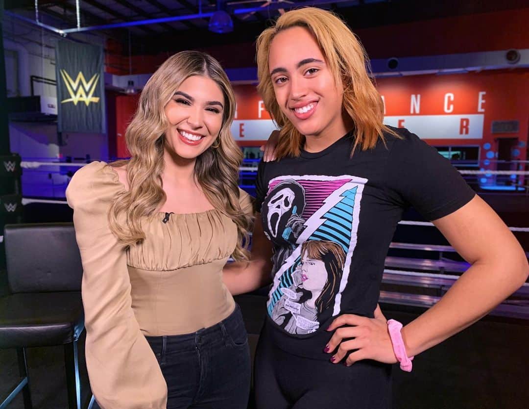 キャシー・ケリーのインスタグラム：「yeah she’s got the genes, but more importantly the fire AND drive. can’t wait to see all that @simonegjohnson is about to do 💪 thank you for trusting me with your first interview @wwe」