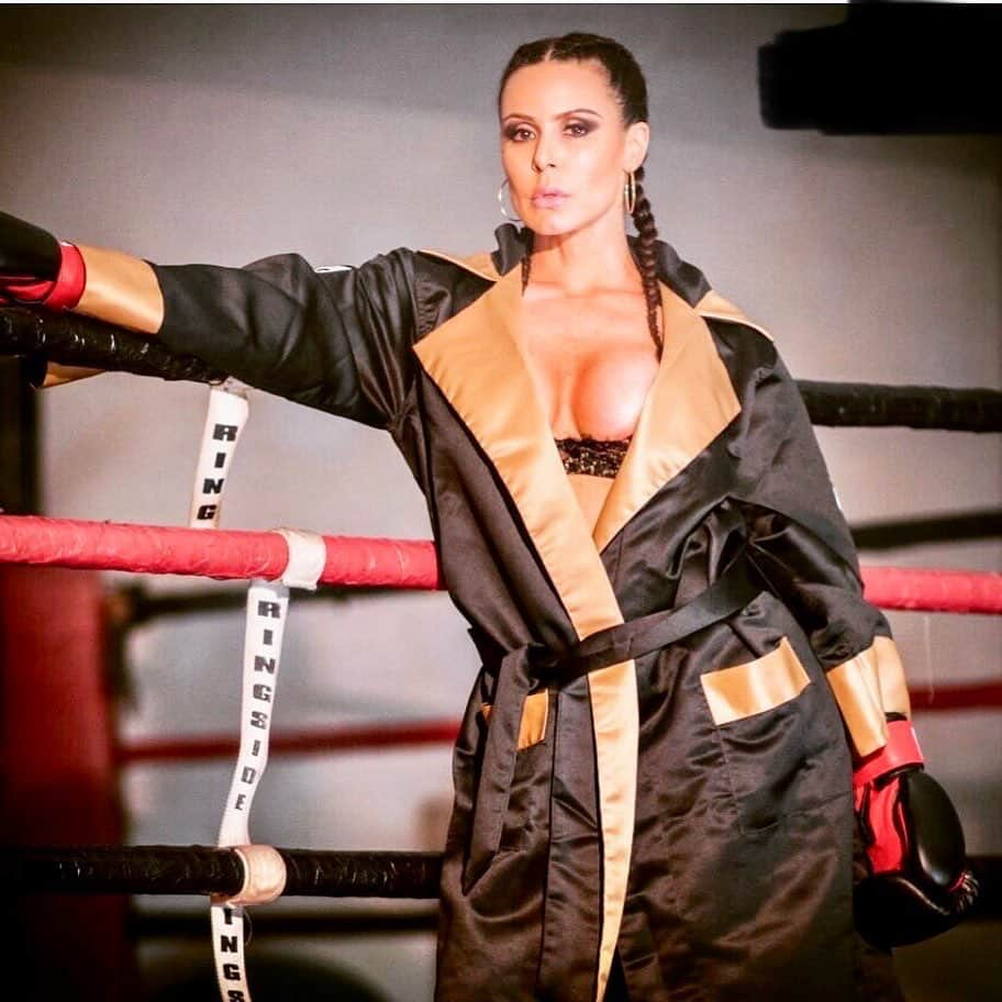 Kendra Lustさんのインスタグラム写真 - (Kendra LustInstagram)「#tbt Mama said knock you out 😜 #sexyfighter #boxingmotivation i am probably more of a #ringgirl :)」2月14日 2時44分 - kendralust