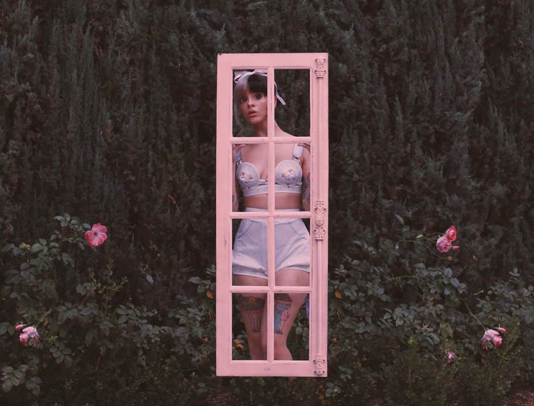 メラニー・マルティネスのインスタグラム：「💕🍦🌷 seeing through the bullshit since 1995 🌷🍦💕 ☁️TICKETS FOR THIS SUMMERS K-12 TOUR ARE ON SALE NOW- LINK IN BIO☁️」
