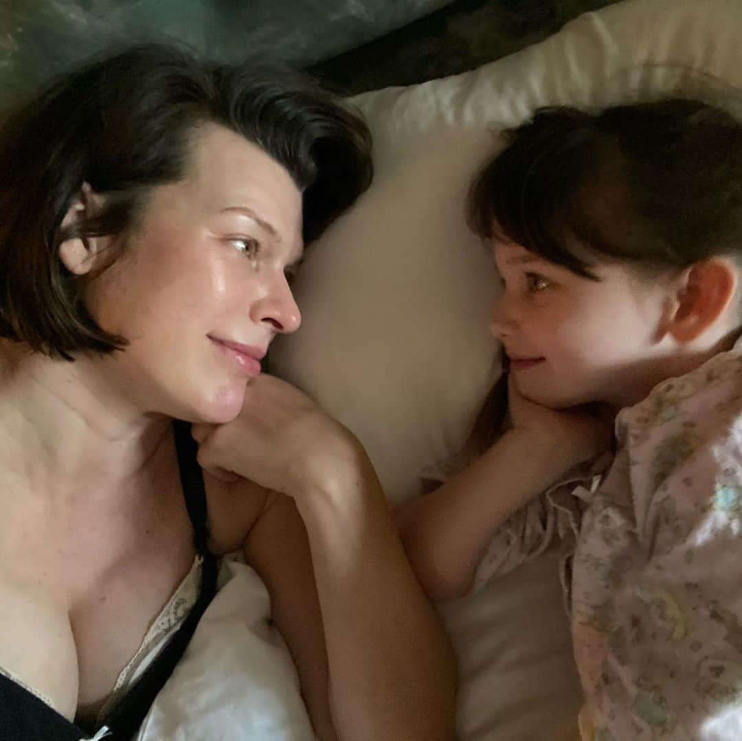 ミラ・ジョヴォヴィッチのインスタグラム：「One of the most important things for me is making sure that just because there’s a new baby in the house doesn’t mean my older kids will feel overlooked, especially @dashielanderson who overnight went from being “the baby” to being “the middle child”. Between @evergaboanderson’s school and work schedule and Osian’s jaundice and all day/night nursing and me not getting much sleep schedule, I’m trying to pay extra attention to Smushy so she doesn’t get relegated to that less than desirable status. It’s been difficult because we’ve spent so much time at the hospital since the birth and my sleep deprivation makes it necessary to try and sleep when the baby sleeps, so yesterday I made a concerted effort to spend the day with my amazing middle one. We had a blast playing games, watching shows and tickling each other and it was so satisfying feeling completely reconnected with my amazing little girl.❤️❤️❤️ #dashielanderson #reconnecting #happyplace #daughters」