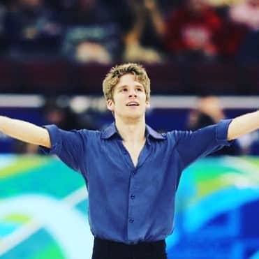 ヴォーン・チピアーのインスタグラム：「It’s been 10 years since the 2010 Olympics!  What an amazing opportunity that has opened so many doors for me. #lifechanging #olympics #woa #coc #livingthedream #figureskating #itsamazingwhatyoucandowithabrokenfoot」