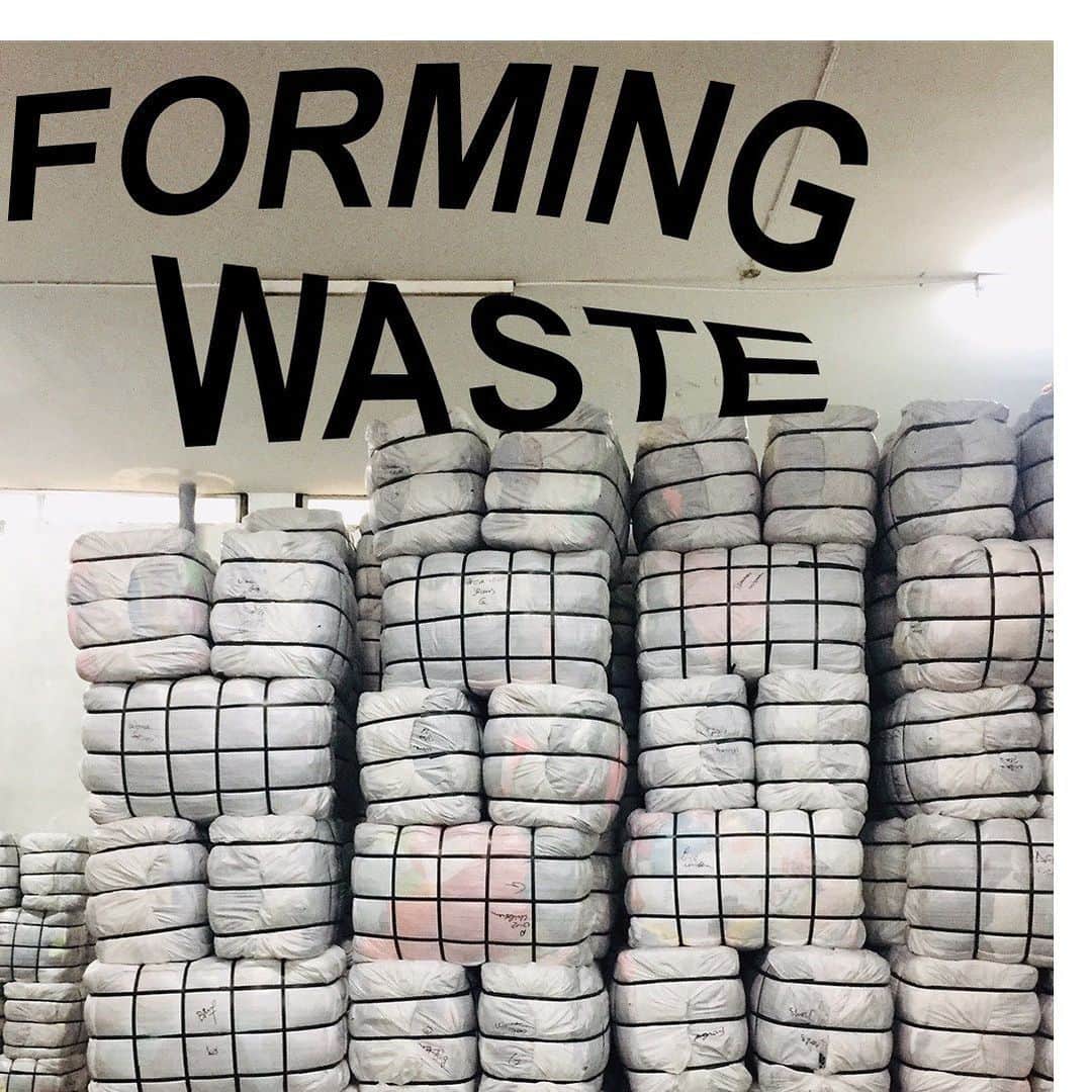 アンドレアクルーズのインスタグラム：「As you can see, you would probably considering theses packages as wastes and never thinking about how their contents could be use again thanks to simple upcycling techniques, let’s renew the essentials! ✅  #bau_bcn #workshop #upcycling #futuroffashion #reusetheclothes #stopwasting #futurisnow #uniquepiece #rare #rarepieces #buydifferently #renewtheessential #notjustaproduct #notafashionvictim #beamaker #notaconsumer」