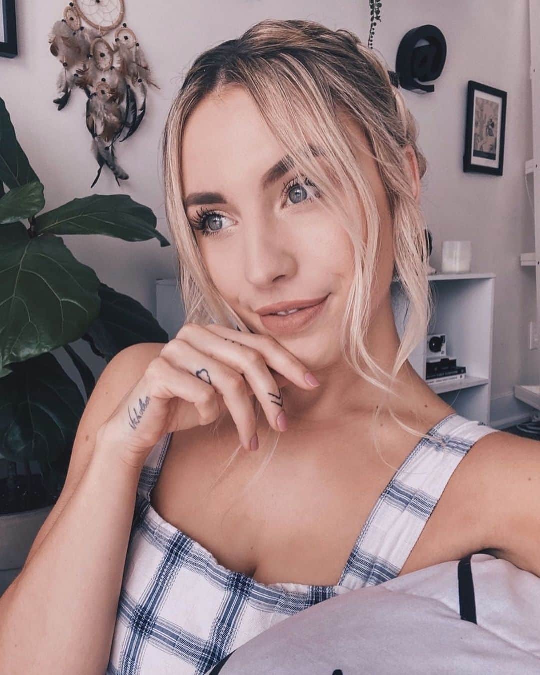 Kalyn Nicholsonのインスタグラム：「new hand decor haul 🖖🏼 I’m not gunna lie I wasn’t sure how I’d feel after inking the tops of my fingers but now I just want 100 more?」