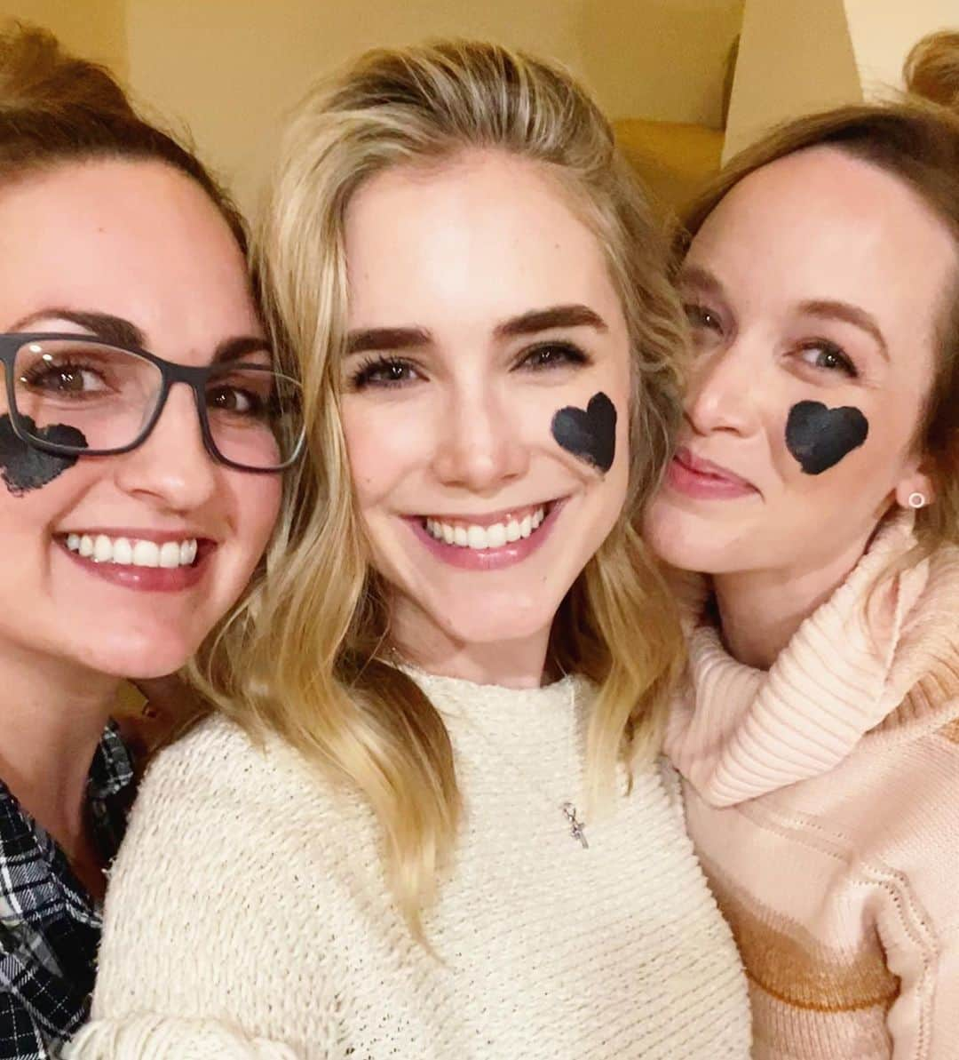 スペンサー・ロックのインスタグラム：「Make sure to show your girlfriends, lady loves and sisters some extra love today and everyday. We sure do need each other! 🖤 #galentinesday #RFLOVE」