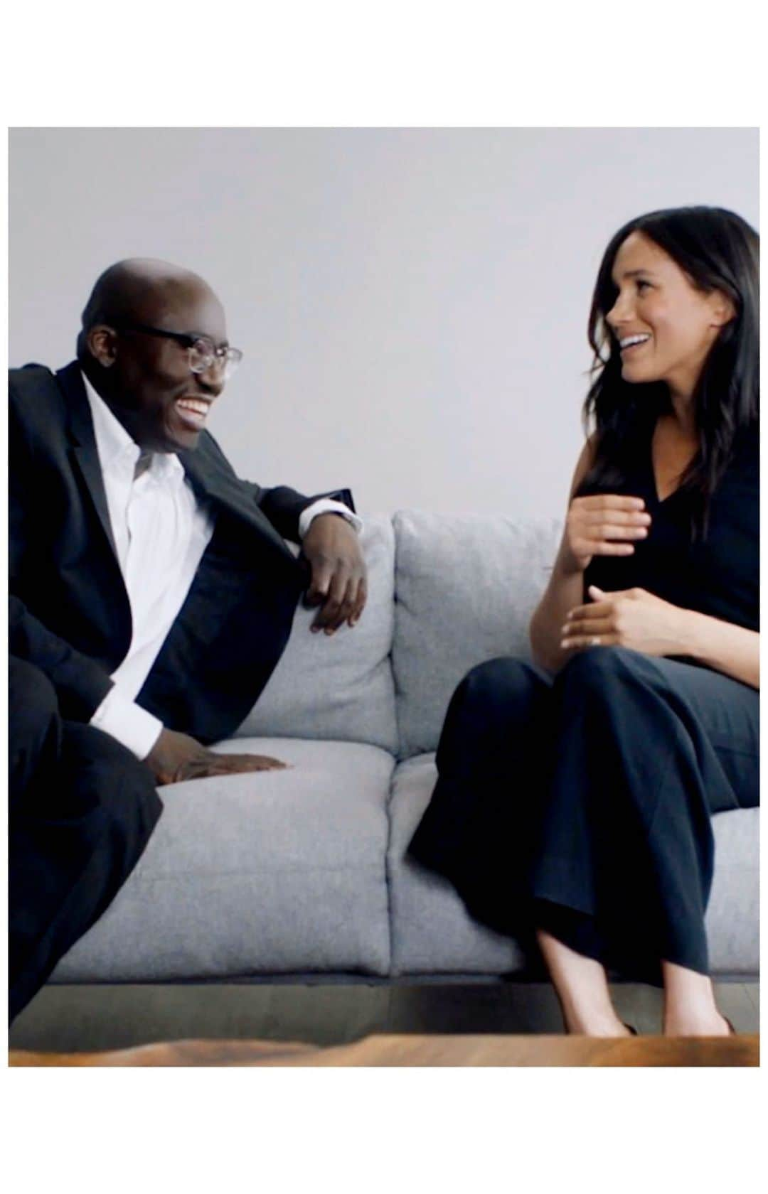 英ヘンリー王子夫妻のインスタグラム：「Earlier today @edward_enninful, the Editor in Chief of @britishvogue shared: “#ForcesForChange, guest edited by The Duchess of Sussex @SussexRoyal, was our fastest-selling issue in the history of #BritishVogue ( sold out in 10 days) and the biggest-selling issue of the past decade. I can't wait to see what 2020 has in store...” • To celebrate, we wanted to share this never before seen video behind the scenes with Edward and The Duchess of Sussex on the creation of this special issue. Please note, this was filmed last August in London.  Congratulations to all of those who took part in the 2019 September issue, and huge thanks to those who supported and helped make this a success!  Video credit: Directed by @kloss_films Copyright @sussexroyal」