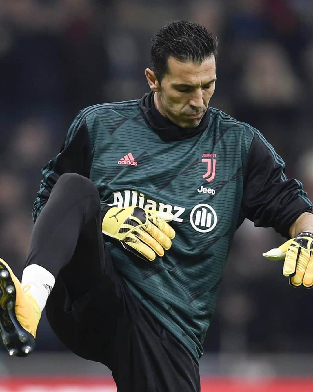 ユヴェントスFCさんのインスタグラム写真 - (ユヴェントスFCInstagram)「Our first warm-up with Allianz on our training kit 💪  #MilanJuve #CoppaItalia #FinoAllaFine #ForzaJuve」2月14日 4時28分 - juventus