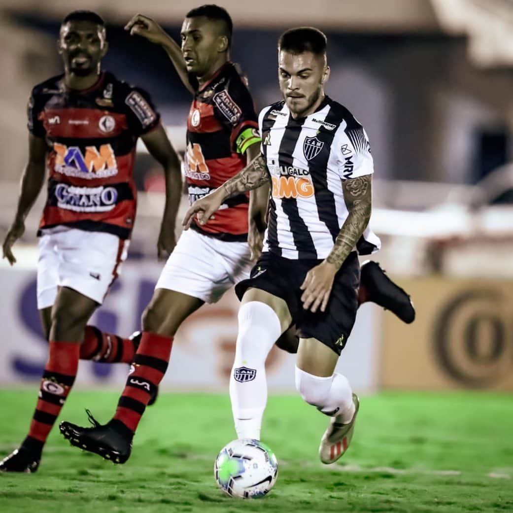 ナタンのインスタグラム：「Muito feliz por voltar aos gramados após três meses e poder continuar vestindo esse manto do Galo 👊🏻🐔 #Galo #AquiÉGalo」