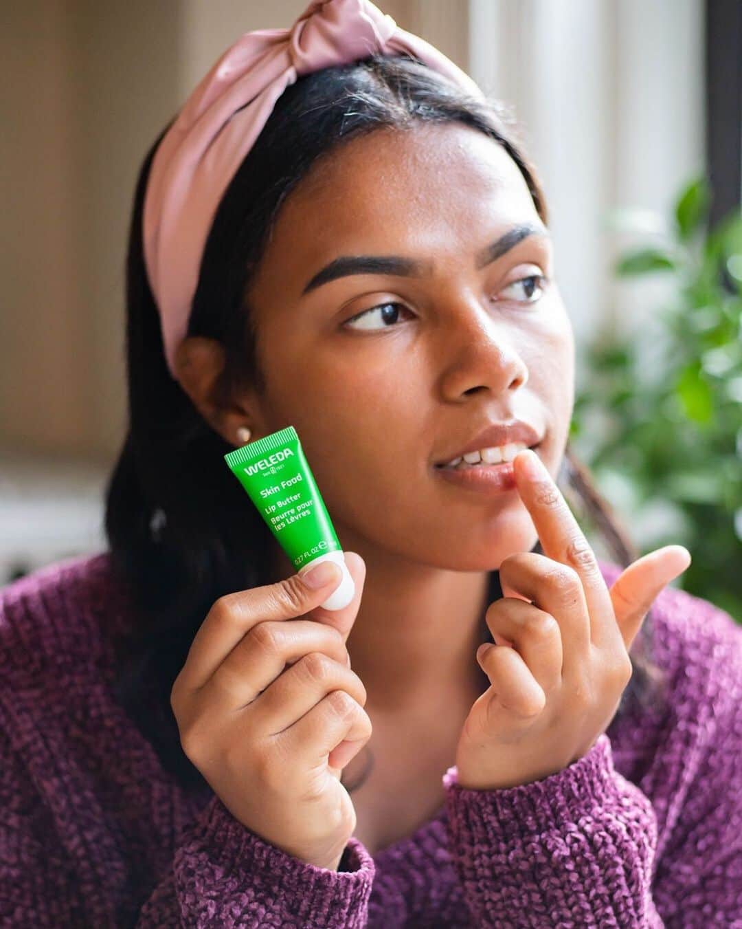 Weledaのインスタグラム：「Do you know the ingredients that are in your favorite lip product? We do! 👄🌿 Skin Food Lip Butter is formulated with a rich botanical blend of sunflower seed oil, chamomile and calendula extracts leaving lips oh so soft! #weledaskinfood」