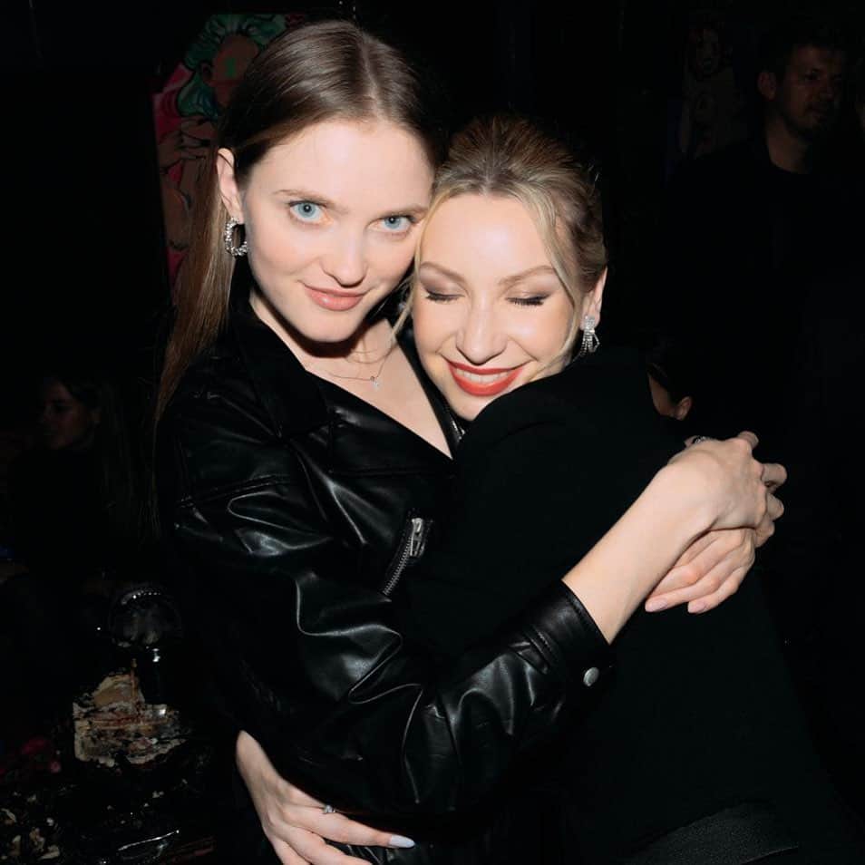 ヴラダ・ロスリャコヴァのインスタグラム：「When she gives her all in this hug and I spotted the camera... love you  @violettamalakhova 💕 #happybirthday」