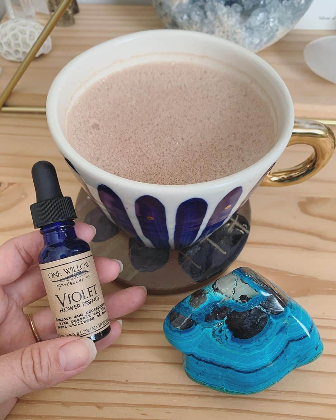 OLIVIAのインスタグラム：「This morning’s ritual goodies- Ayurvedic hot cocoa #reishi #lionsmane , chrysocolla, and violet flower essence from @asiasuler ❤️❤️❤️❤️❤️❤️❤️❤️❤️❤️❤️❤️❤️❤️」