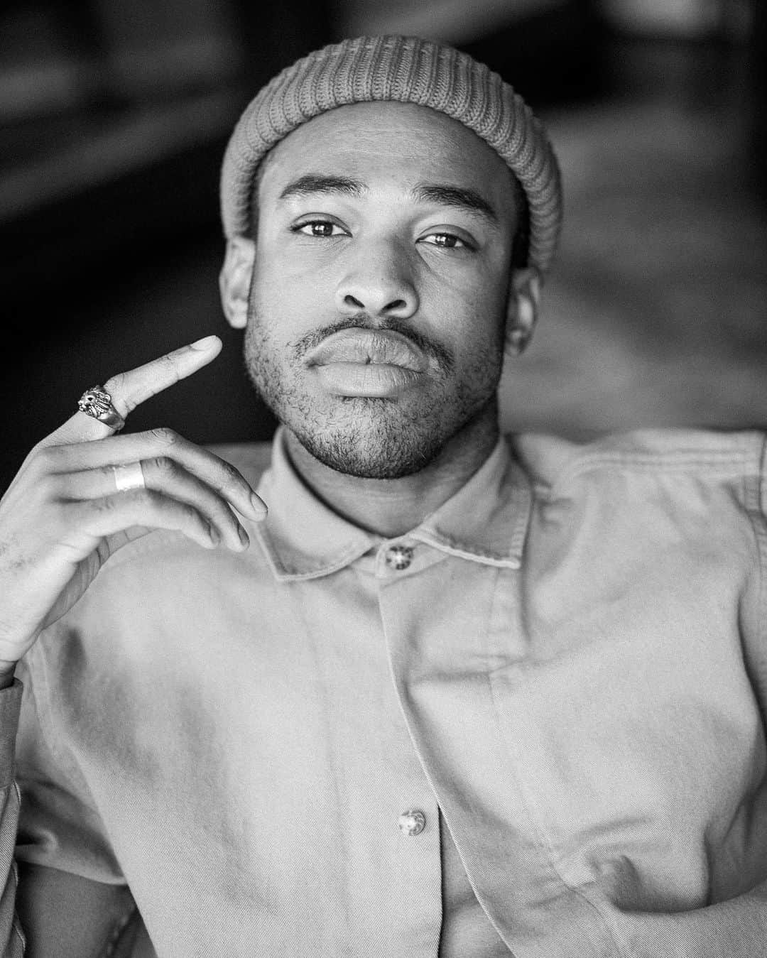 のインスタグラム：「I actually almost posted a version of this pic, perfectly edited. Erasing my under eye bags/creases (which I typically do in every single picture I post) & filling in the empty patches in my facial hair. Then realized that I was spending way to much of my time trying to make my face look a way that I believed the public wants (a society approved look), a way I don’t even look in person. Erasing insecurities of mine, that only I see & beat myself up about. You may see a professional photo, but as an imperfect human, I see all the imperfections that people or the industry have pointed out to me in the past. #ComparingKills #NoMore  This is probably an annoying post to read, seeing me vent about something so small, but it was truly eye opening for me. I hope it makes you think a little about how we constantly try to fit in worldly standards & that it releases some of the pressure to post the perfect picture. I’m gonna work on owning the face God gave me, insecurities and all.  #AndMaybeIwillJustSleepMore 😝」