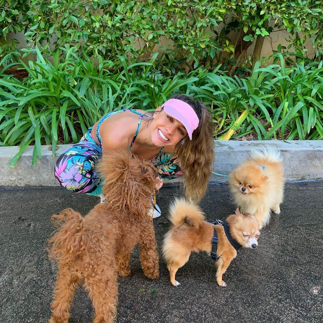 Sommer Rayさんのインスタグラム写真 - (Sommer RayInstagram)「i should be a professional dog walker 🤷‍♀️ just sayin 🤪 love my babiessss @rarrimazibugiray 💛 also guuuuuys i’m having a buy one get one free sale til tonight on @shopsommerray 😜 this fit i’m wearing is gonna drop superrrr soon it’s apart of the feb drop & i can’t wait soooo many cute designs wow 🥺😭💛」2月14日 5時08分 - sommerray