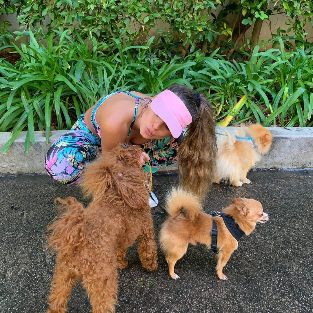 Sommer Rayさんのインスタグラム写真 - (Sommer RayInstagram)「i should be a professional dog walker 🤷‍♀️ just sayin 🤪 love my babiessss @rarrimazibugiray 💛 also guuuuuys i’m having a buy one get one free sale til tonight on @shopsommerray 😜 this fit i’m wearing is gonna drop superrrr soon it’s apart of the feb drop & i can’t wait soooo many cute designs wow 🥺😭💛」2月14日 5時08分 - sommerray