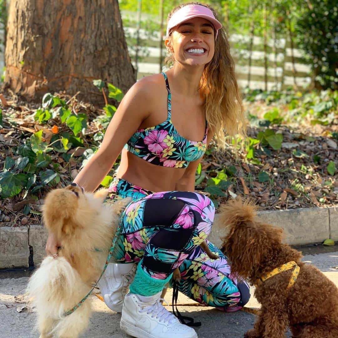 Sommer Rayさんのインスタグラム写真 - (Sommer RayInstagram)「i should be a professional dog walker 🤷‍♀️ just sayin 🤪 love my babiessss @rarrimazibugiray 💛 also guuuuuys i’m having a buy one get one free sale til tonight on @shopsommerray 😜 this fit i’m wearing is gonna drop superrrr soon it’s apart of the feb drop & i can’t wait soooo many cute designs wow 🥺😭💛」2月14日 5時08分 - sommerray