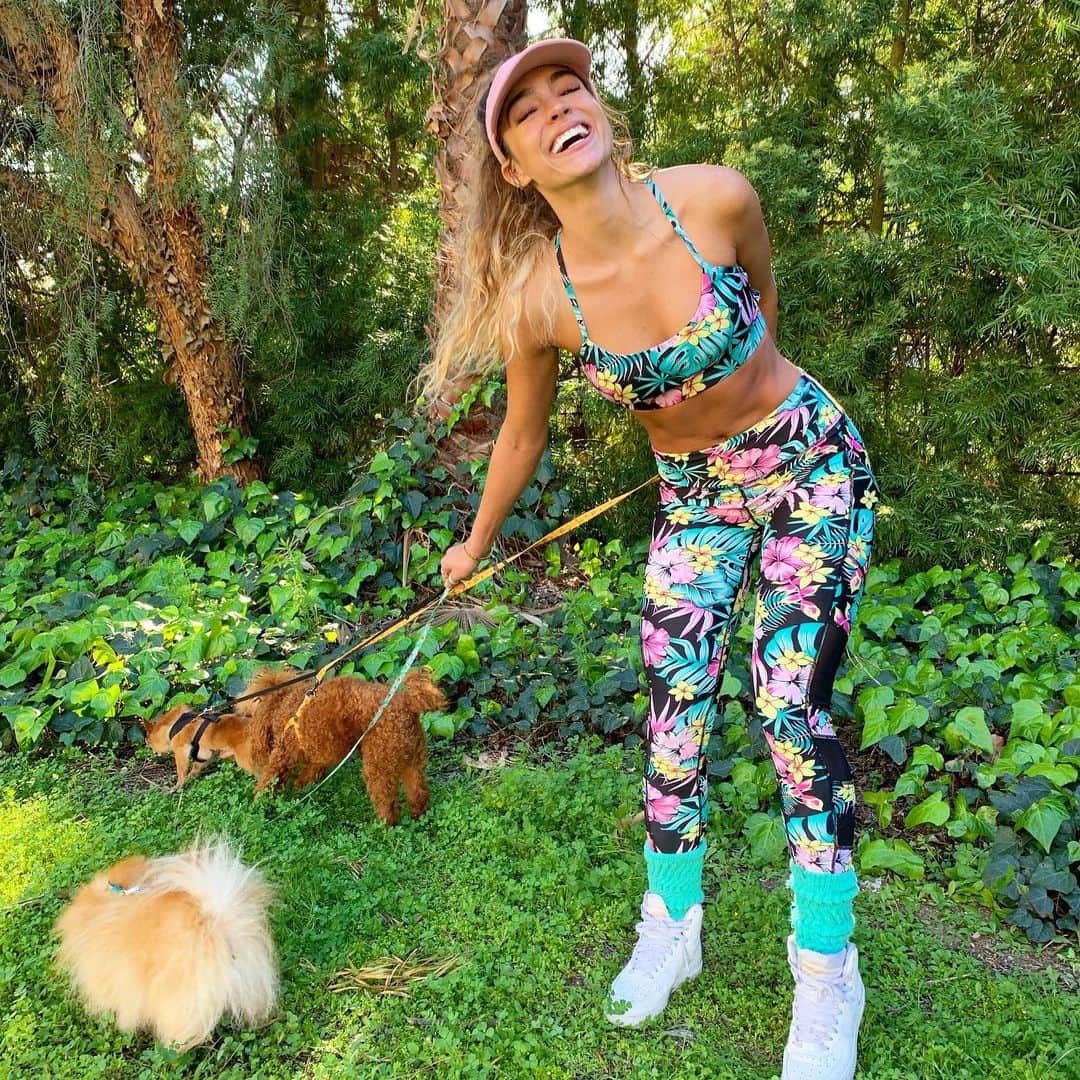 Sommer Rayさんのインスタグラム写真 - (Sommer RayInstagram)「i should be a professional dog walker 🤷‍♀️ just sayin 🤪 love my babiessss @rarrimazibugiray 💛 also guuuuuys i’m having a buy one get one free sale til tonight on @shopsommerray 😜 this fit i’m wearing is gonna drop superrrr soon it’s apart of the feb drop & i can’t wait soooo many cute designs wow 🥺😭💛」2月14日 5時08分 - sommerray