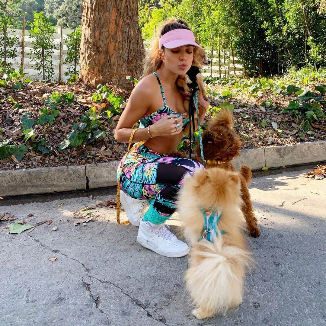 Sommer Rayさんのインスタグラム写真 - (Sommer RayInstagram)「i should be a professional dog walker 🤷‍♀️ just sayin 🤪 love my babiessss @rarrimazibugiray 💛 also guuuuuys i’m having a buy one get one free sale til tonight on @shopsommerray 😜 this fit i’m wearing is gonna drop superrrr soon it’s apart of the feb drop & i can’t wait soooo many cute designs wow 🥺😭💛」2月14日 5時08分 - sommerray