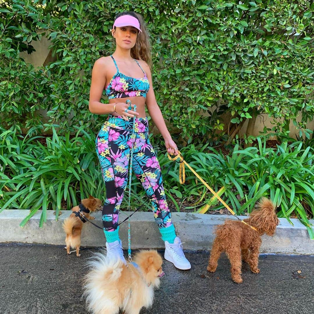 Sommer Rayさんのインスタグラム写真 - (Sommer RayInstagram)「i should be a professional dog walker 🤷‍♀️ just sayin 🤪 love my babiessss @rarrimazibugiray 💛 also guuuuuys i’m having a buy one get one free sale til tonight on @shopsommerray 😜 this fit i’m wearing is gonna drop superrrr soon it’s apart of the feb drop & i can’t wait soooo many cute designs wow 🥺😭💛」2月14日 5時08分 - sommerray