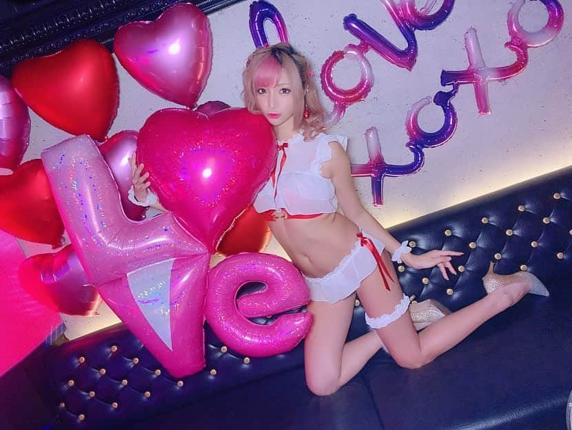 かえるちゃんさんのインスタグラム写真 - (かえるちゃんInstagram)「Valentine  party💓❤️ . . 今日もファンのかたがきてくれて ご新規さんともお話できて楽しかったです❤️ バレンタインイベントだったので オリジナルチョコレート🍫用意したりしたよ！ 全３種類なのでコンプしてね_(┐「ε:)_ . . . 初めて見に来てくれたファンの方に ダンスを褒められてとても嬉しかった💓 基礎とかまったくわからない ペーペーだけど練習したのを褒められるのは 思い出しただけでもまた泣けちゃう . . はやくワンピース踊りたい☠️ ゆっくりだけど全力でがんばります！！ ❤︎ ❤︎ ❤︎ #東京 #japan #介護美容師 #撮影会モデル #ポートレート女子 #ポートレート撮影 #ポートレートしま専科 #被写体モデル #good_portraits_world #hueart_life #lovers_nippon_portrait #pasha_magagine #portrait_shot #写真好きな人と繋がりたい #お洒落さんと繋がりたい #角色扮演  #얼스타그램 #팔로우 #셀피 #コスプレイヤー #バーレスクヤバイ #バーレスク #ギャル #派手髪 #cosplay  #cosplayer  #cosplay_style  #followme」2月14日 5時19分 - k.kaeru