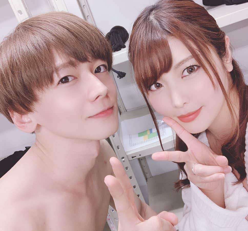 新村あかりのインスタグラム：「MILKさんの撮影で向王子と共演させていただきました！ #今日も顔がいい ↑このタグ使ってみたかったんや…  #エロメン #向理来 #新村あかり」